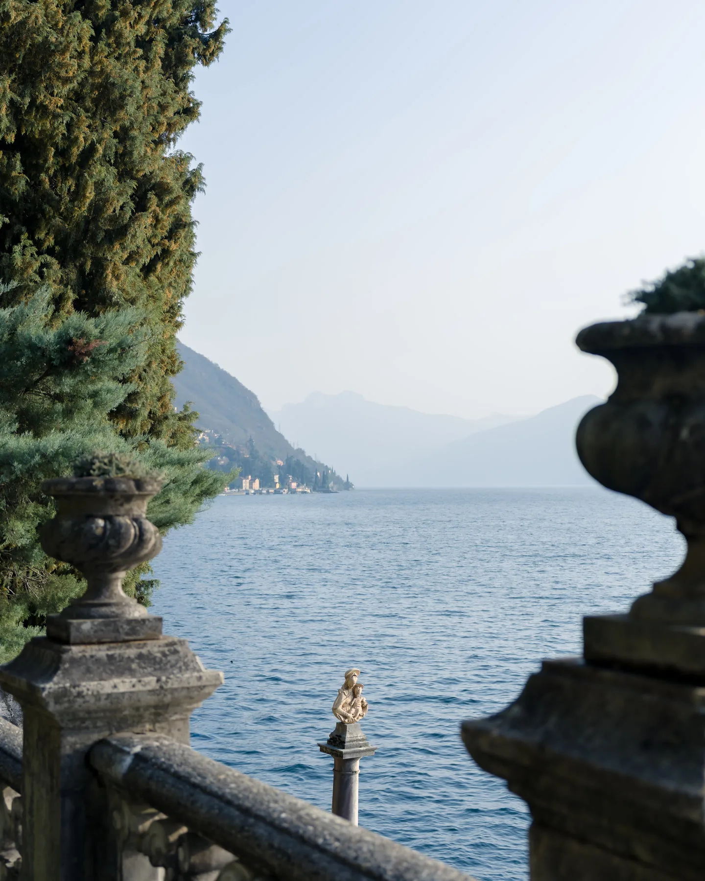 Il lago visto dalla terrazza di una villa, fra le urne di pietra