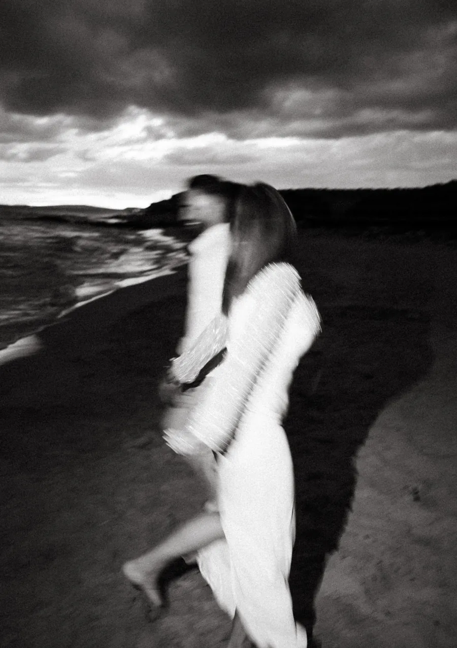La sposa in corsa sulla spiaggia