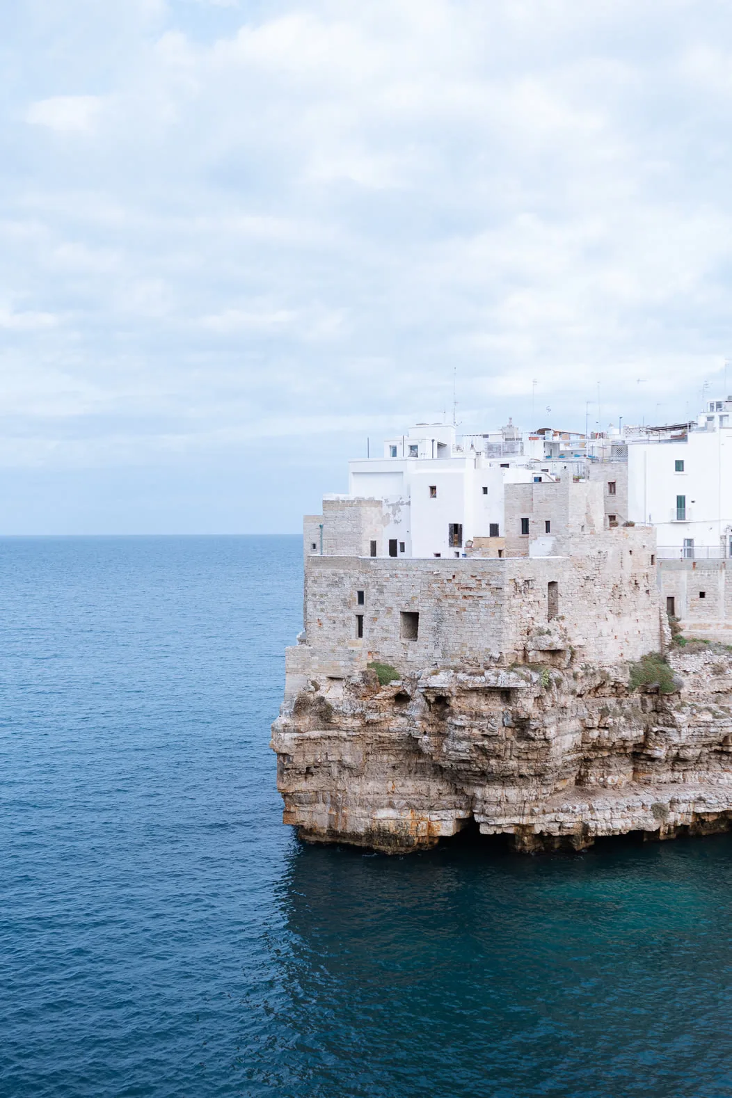 Polignano a Mare, le case bianche sulla scogliera a picco sul mare
